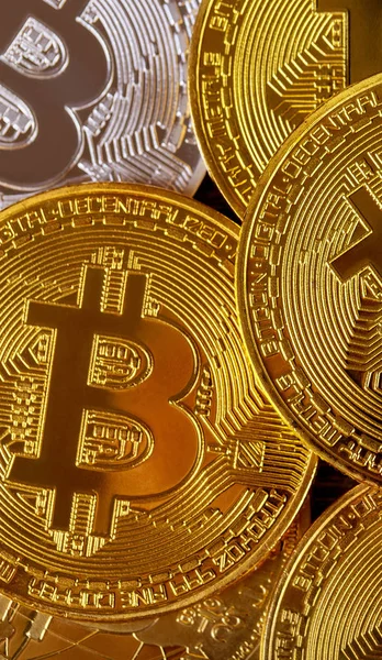 Muitos bitcoins dourados. Criptomoeda e conceito de moeda virtual — Fotografia de Stock