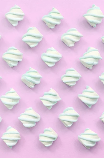 Marshmallow colorato disposto su sfondo di carta rosa — Foto Stock