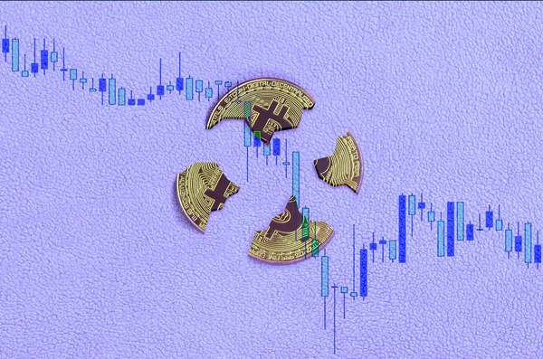 Broken bitcoin on a falling digital chart of the cryptocurrency rate — Stock Photo, Image