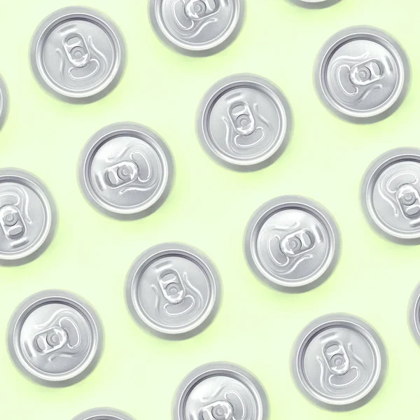 Muitas latas de cerveja metálica no fundo de textura de papel de cor de cal pastel de moda — Fotografia de Stock