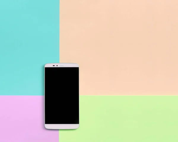 Smartphone moderno con pantalla negra sobre fondo de textura de colores pastel de moda rosa, azul, coral y lima — Foto de Stock