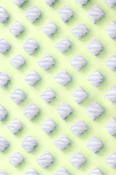 Színes Marshmallow lefektetett mész papír háttérben. pasztell kreatív minta — Stock Fotó