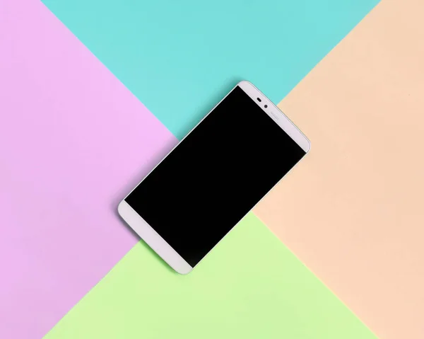 Smartphone moderno con pantalla negra sobre fondo de textura de colores pastel de moda rosa, azul, coral y lima — Foto de Stock