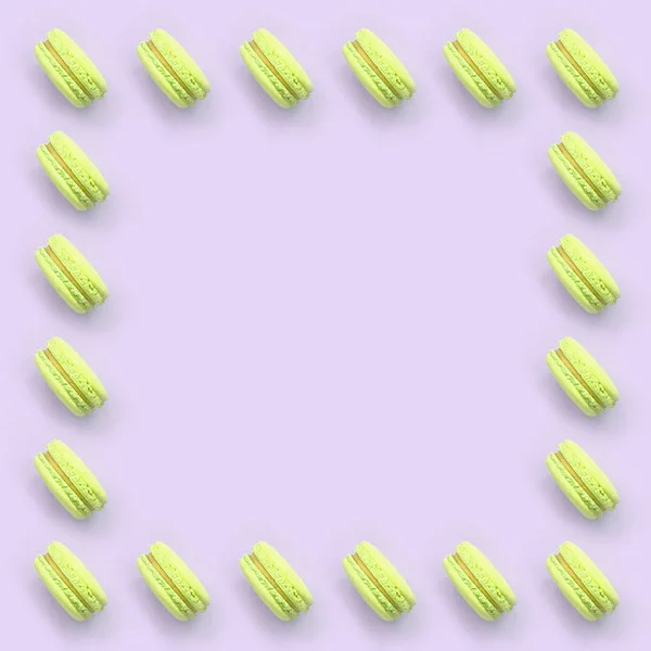 Tarta de postre de lima macaron o macarrón sobre fondo lila pastel de moda vista superior — Foto de Stock