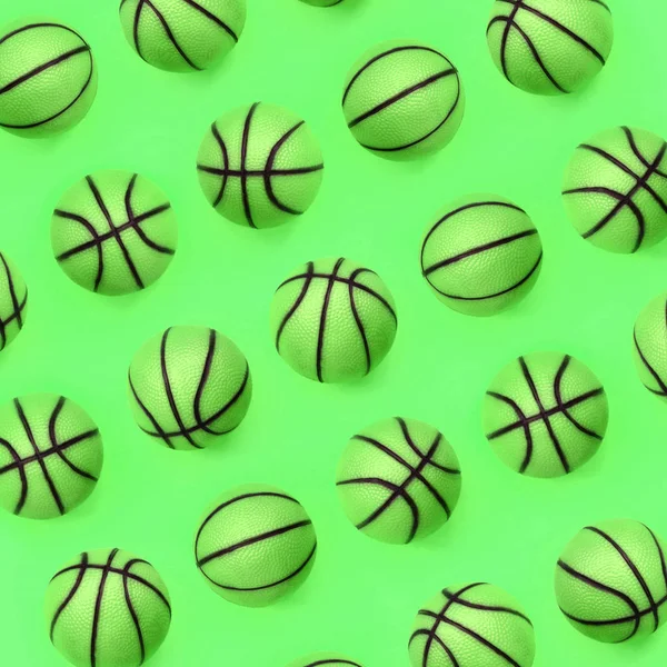 Mnoho malých zelených koulí pro basketbalovou hru leží na pozadí textury — Stock fotografie