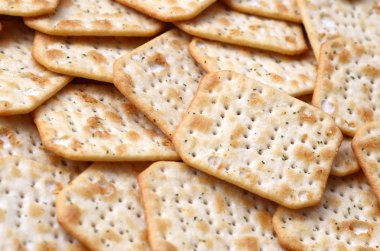 Tuc orijinal snack kraker büyük kazık yığılmış Pazar masasında yatıyor