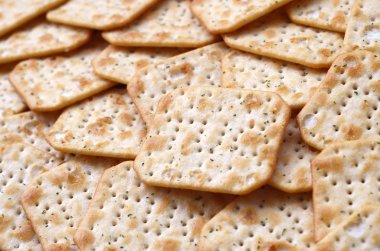 Tuc orijinal snack kraker büyük kazık yığılmış Pazar masasında yatıyor