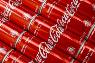 Coca-Cola logosu, alışveriş merkezine yakın alüminyum teneke kutular üzerine baskılı