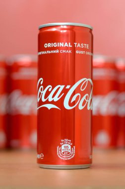 Coca-Cola logosu alüminyum kutulara baskılı ve alışveriş merkezi masasına yerleştirilir