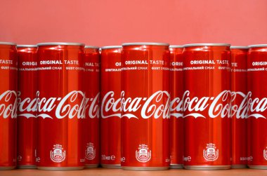 Coca-Cola logosu alüminyum kutulara baskılı ve alışveriş merkezi masasına yerleştirilir