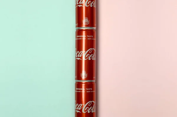 Flat lay tiro latas de lata de bebida vermelha carbonatada Coca-Cola que coloca no fundo azul pastel e coral — Fotografia de Stock