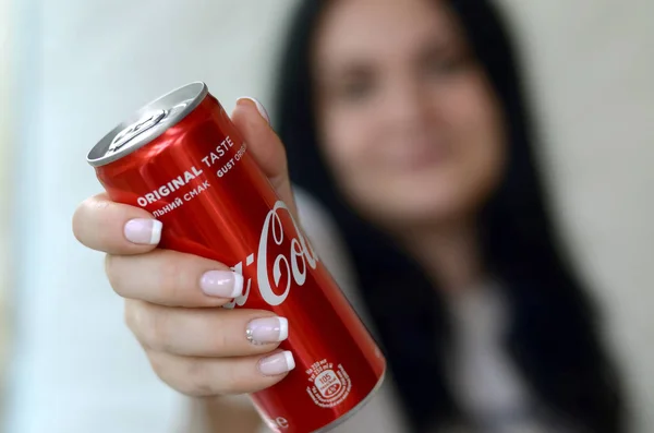 Glückliche Frau mit nichtalkoholischer Coca-Cola-Blechdose in der Garage — Stockfoto