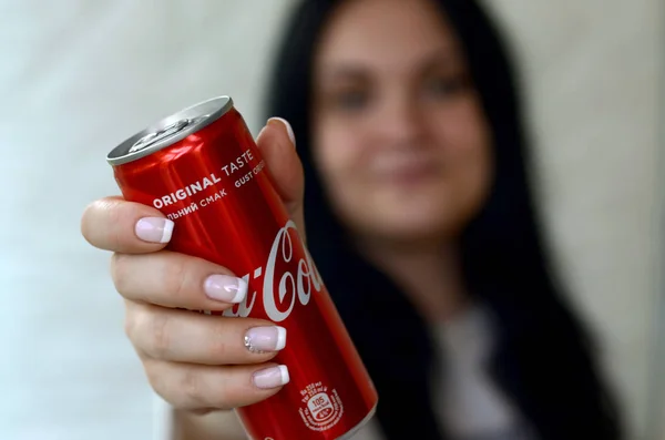 Femme heureuse tenant une boîte en aluminium Coca-Cola non alcoolisée dans l'intérieur du garage — Photo