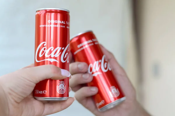 Mãos de casal levanta latas de Coca-cola vermelhas no interior da garagem — Fotografia de Stock