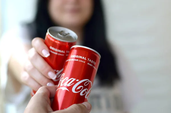 Mujer feliz criar Coca-Cola lata con amigo varón en garaje interior — Foto de Stock