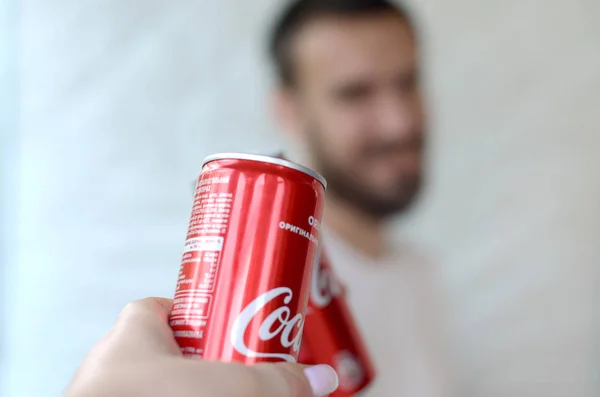 Feliz joven criar Coca-Cola lata con una amiga en el interior del garaje — Foto de Stock