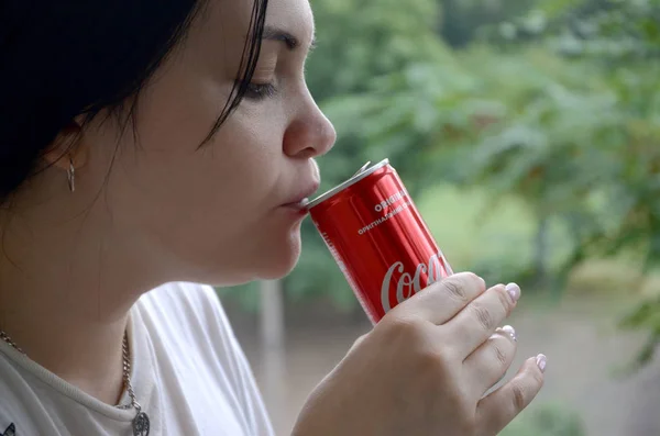 Mulher branca bebendo garrafa de coca cola lata vermelha 250ml — Fotografia de Stock