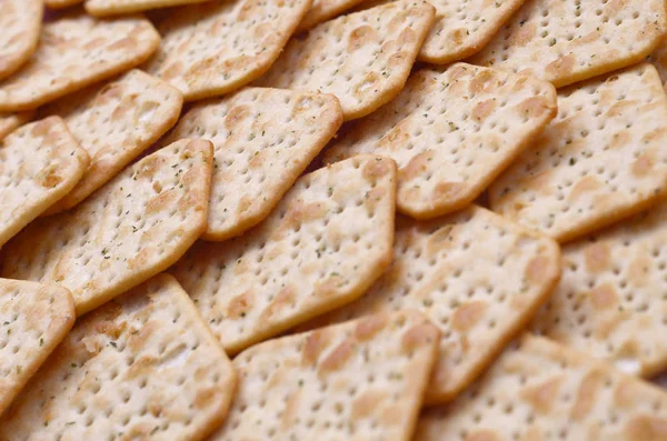 Tuc Original Snack Crackers encontra-se na mesa de mercado empilhados em grande pilha — Fotografia de Stock