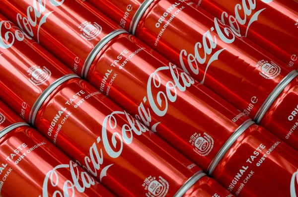 Coca-Cola logo gedrukt op aluminium blikken close-up in winkelcentrum — Stockfoto