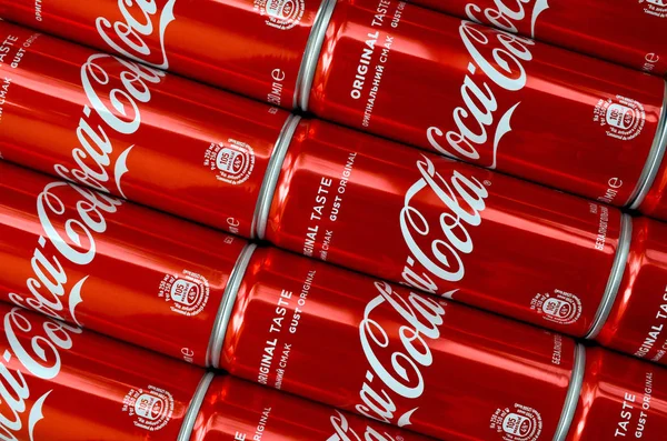 Логотип Coca-Cola, напечатанный на алюминиевых жестяных банках закрывается в торговом центре — стоковое фото
