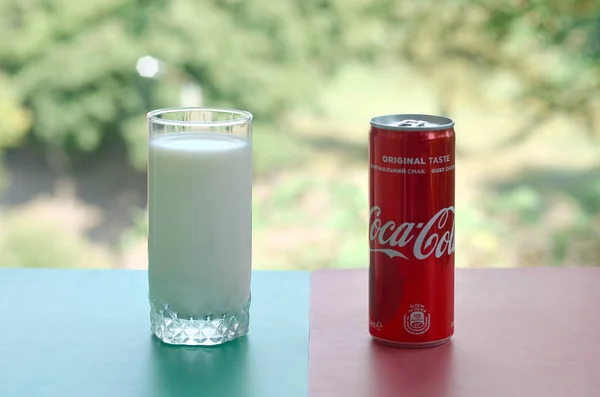 코카콜라 레드 주석 캔과 착색 표면에 신선한 우유 컵 — 스톡 사진