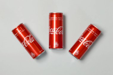 Düz yatıyordu atış karbonlu alkolsüz içecek teneke kutular Coca Cola mavi arka planda döşeme