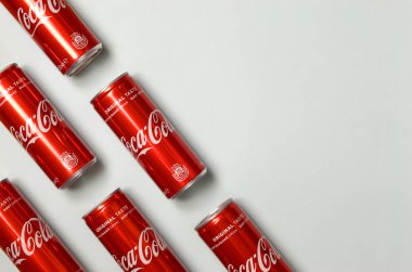 Düz yatıyordu atış karbonlu kırmızı içecek teneke kutular Coca Cola pastel mavi arka planda döşeme