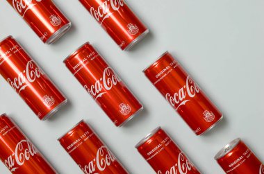 Düz yatıyordu atış karbonlu kırmızı içecek teneke kutular Coca Cola pastel mavi arka planda döşeme