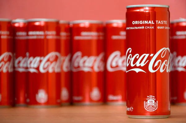 アルミ缶に印刷され、ショッピングモールのテーブルに置かれたコカ・コーラのロゴ — ストック写真