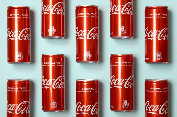 Flat lay shot carbonatado latas de lata de bebida vermelha Coca-Cola que coloca no fundo azul pastel — Fotografia de Stock