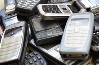 Eski kullanılan eski cep telefonları demet. Piyasada elektronik geri dönüşüm ucuz