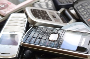 Eski kullanılan eski cep telefonları demet. Piyasada elektronik geri dönüşüm ucuz
