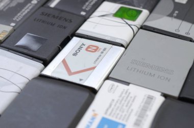 Bir sürü eski kullanılmış cep telefonu pili. Geri dönüşüm elektronik piyasada ucuz satıldı