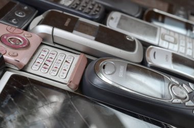 Eski kullanılan eski cep telefonları demet. Piyasada elektronik geri dönüşüm ucuz