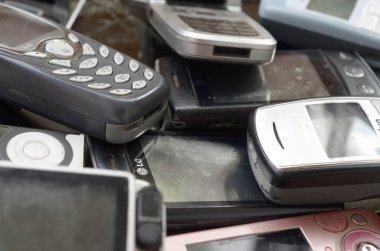Eski kullanılan eski cep telefonları demet. Piyasada elektronik geri dönüşüm ucuz