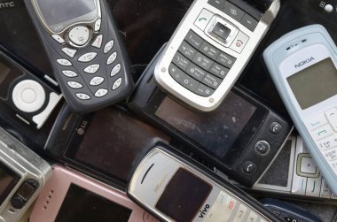 Bazı eski kullanılan modası geçmiş cep telefonları. Piyasada elektronik geri dönüşüm ucuz