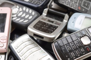 Eski kullanılan eski cep telefonları demet. Piyasada elektronik geri dönüşüm ucuz