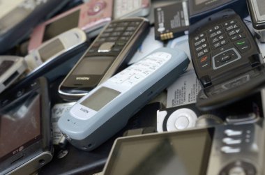 Eski kullanılan modası geçmiş cep telefonları ve piller demet. Geri dönüşüm elektroniği