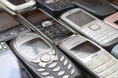 Eski kullanılan eski cep telefonları demet. Piyasada elektronik geri dönüşüm ucuz