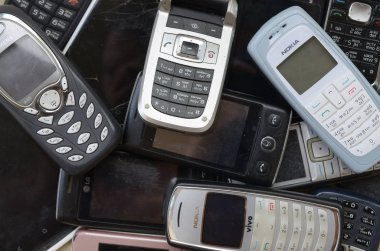 Bazı eski kullanılan modası geçmiş cep telefonları. Piyasada elektronik geri dönüşüm ucuz
