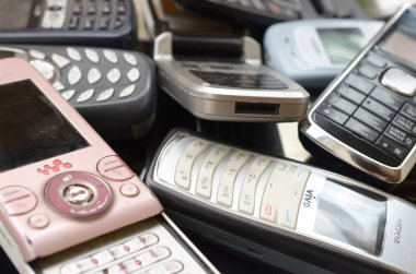 Eski kullanılan eski cep telefonları demet. Piyasada elektronik geri dönüşüm ucuz