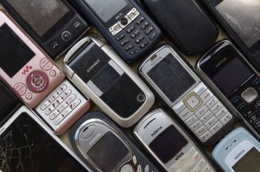 Bazı eski kullanılan modası geçmiş cep telefonları. Piyasada elektronik geri dönüşüm ucuz