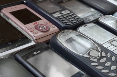 Eski kullanılan eski cep telefonları demet. Piyasada elektronik geri dönüşüm ucuz