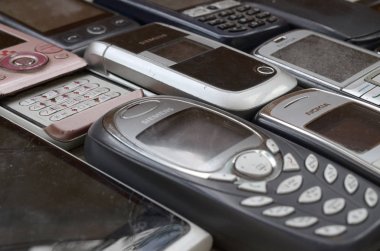 Eski kullanılan eski cep telefonları demet. Piyasada elektronik geri dönüşüm ucuz