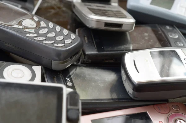 Rakás régi használt elavult mobiltelefonok. Újrahasznosító elektronika a piacon olcsó — Stock Fotó
