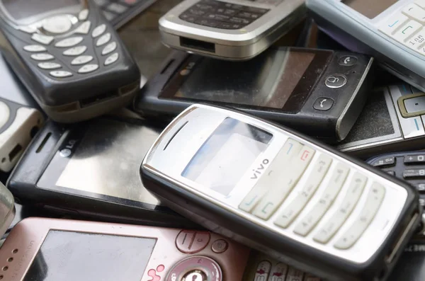 Bunch of old used outdated mobile phones. Recycling electronics in the market cheap — Stock Photo, Image