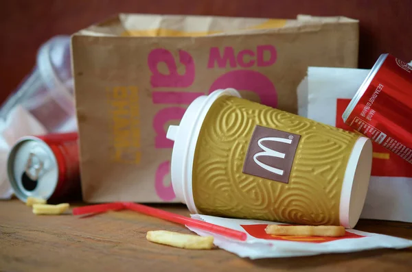 Lixo do McDonald 's ou lixo descartável em fundo de madeira marrom escuro — Fotografia de Stock