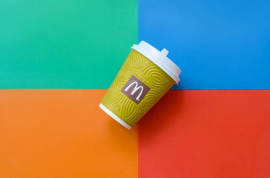 Parlak renkler üzerinde Mcdonald's kağıt tek kullanımlık kahve fincanı arka plan karışımı