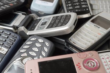 Eski kullanılan eski cep telefonları demet. Piyasada elektronik geri dönüşüm ucuz