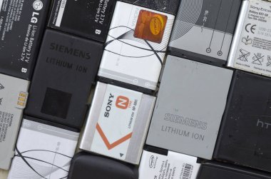 Bir sürü eski kullanılmış cep telefonu pili. Geri dönüşüm elektronik piyasada ucuz satıldı